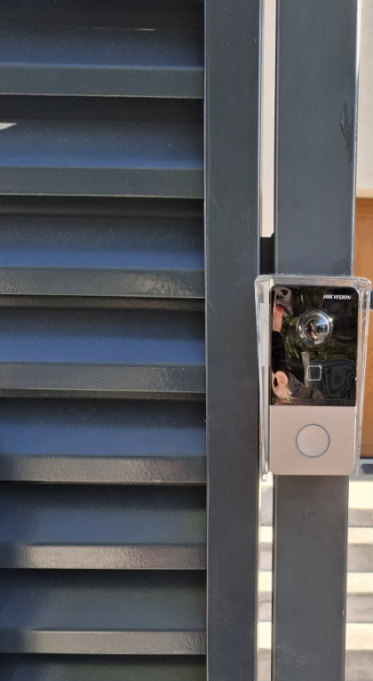 Detail montáže dveřní stanice Hikvision